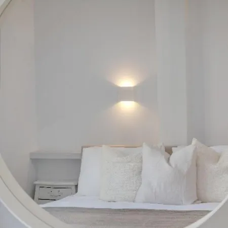 Phaedrus Living: Front Flat Kyma