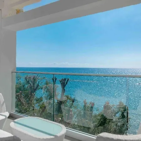 Phaedrus Living: Front Flat Kyma