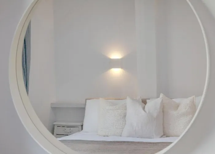 Phaedrus Living: Front Flat Kyma