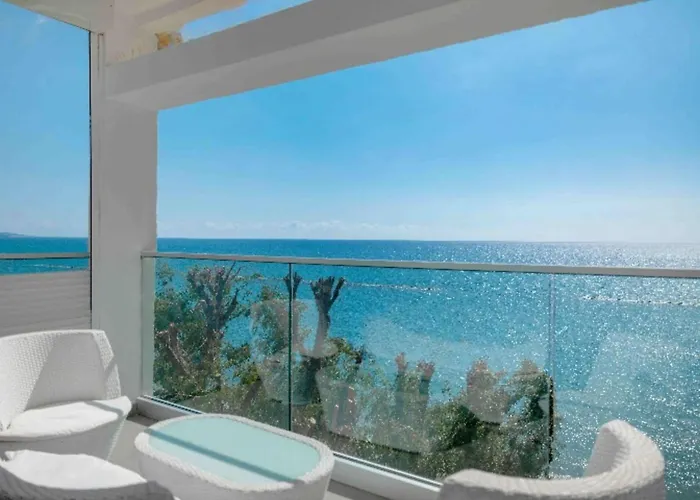 Phaedrus Living: Front Flat Kyma